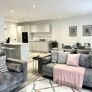 luxury-3-bed-house-w-parking-garden-1.bournemouth-hotels.org/
